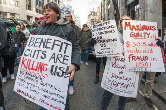 PAY-Protesters-with-posters-outside-the-Dept-of-Work-Pensions